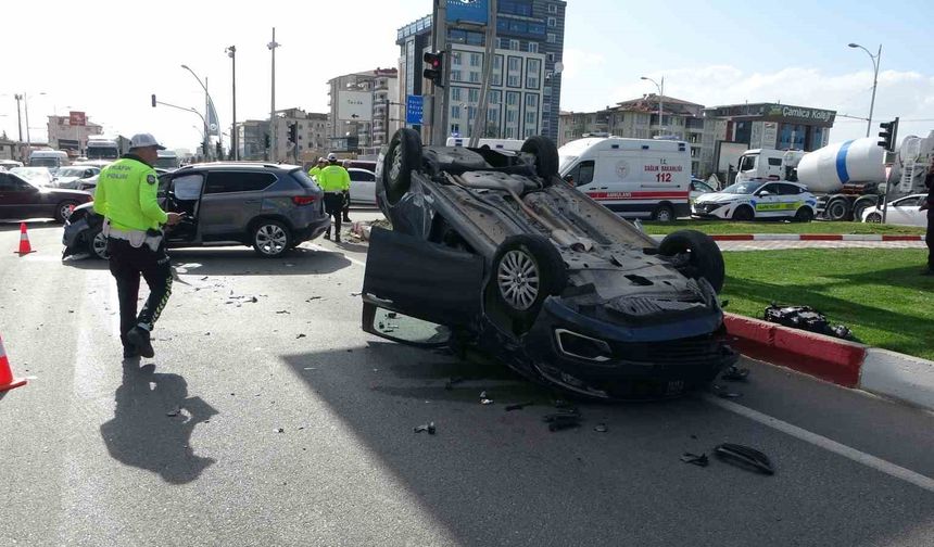 Cip ile çarpışan otomobil ters döndü