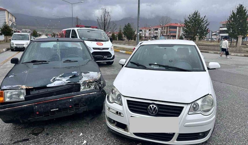 Ara yoldan çıkan iki otomobil çarpıştı
