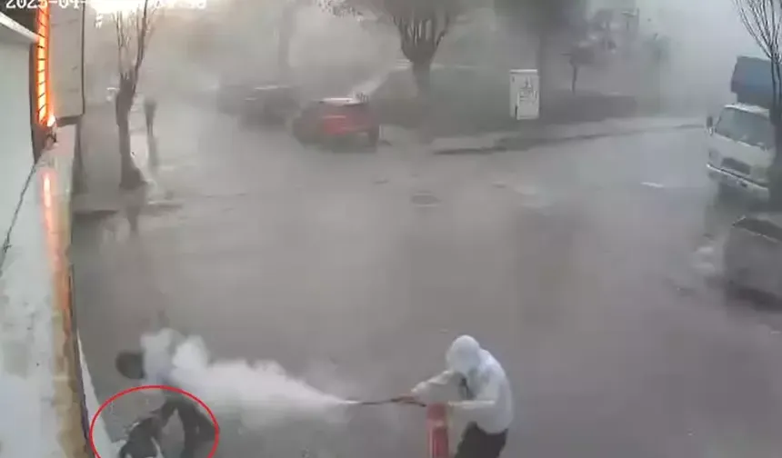 Yangın tüpünü birbirlerine sıktılar
