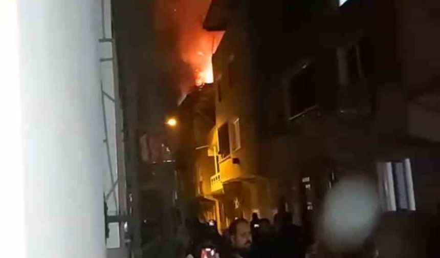 Bursa'daki bir binanın çatı katında yangın