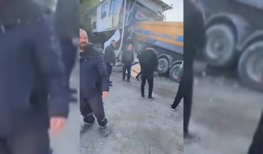 İzmir'de hafriyat kamyonu 2 katlı prefabrik eve çarptı