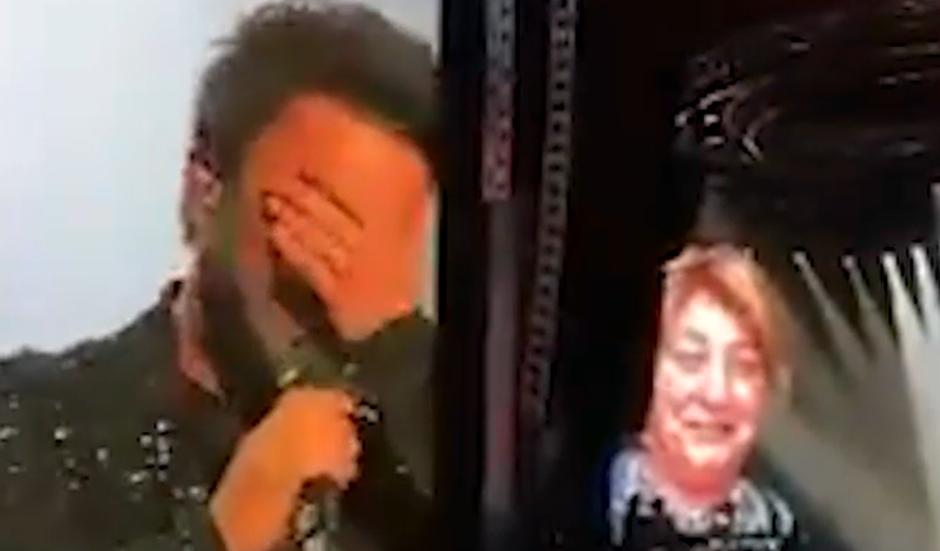 Annesinin kaybettikten sonra ilk konserini veren Tarkan gözyaşlarını tutamadı
