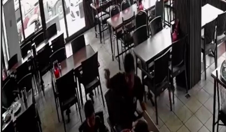 Yemek yerken nefes borusu tıkanan genç, Heimlich manevrasıyla kurtarıldı