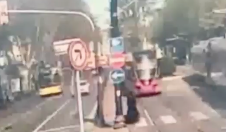 Tramvayın çarptığı kadın hayatını kaybetti