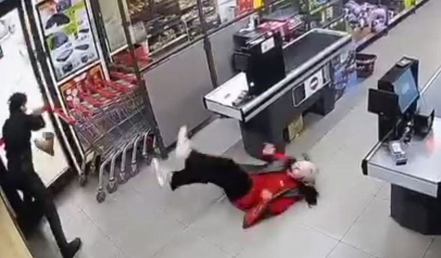 Kadın kasiyere marketin ortasında feci dayak