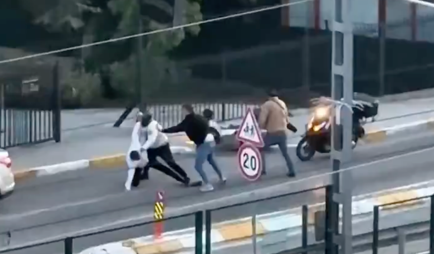 Pendik'te yol ortasında kavga çıktı!