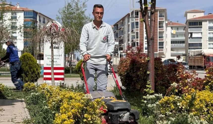 Sincan Belediyesi yeşil alanlarda bakım çalışmalarını titizlikle yapıyor