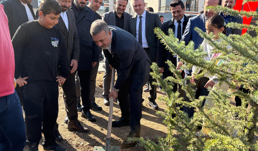 SİNCAN’DA “YEŞİL VATAN SEFERBERLİĞİ” BAŞKAN MURAT ERCAN VATANDAŞLARLA FİDAN DİKTİ