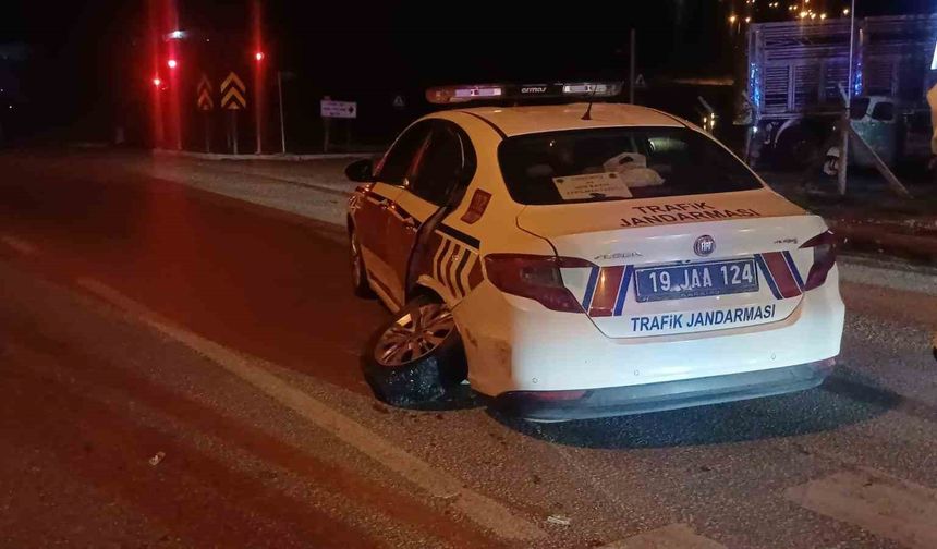 Kırmızı ışıkta zincirleme kaza: 2 jandarma personeli yaralandı