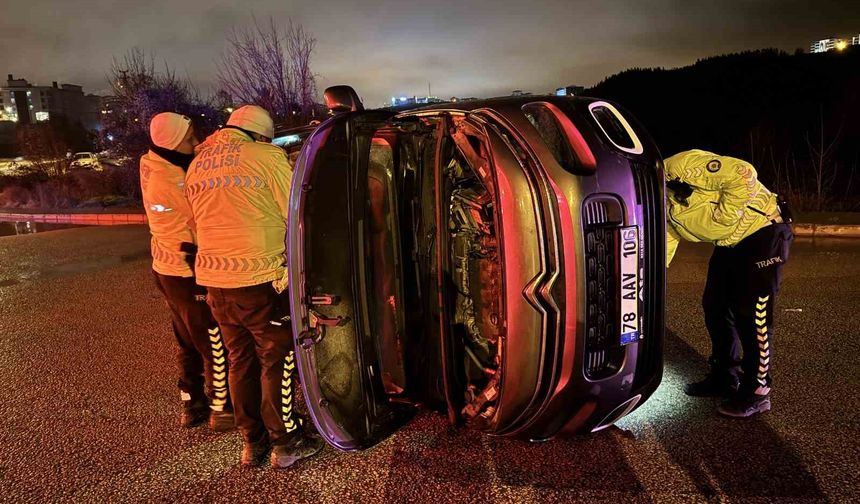 Kaldırıma çarpıp devrildi: 1 yaralı