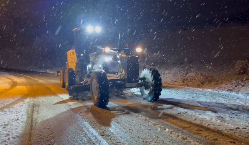 Karabük ve Safranbolu Belediyesi ekipleri kar küreme ve tuzlama çalışmalarını sürdürüyor