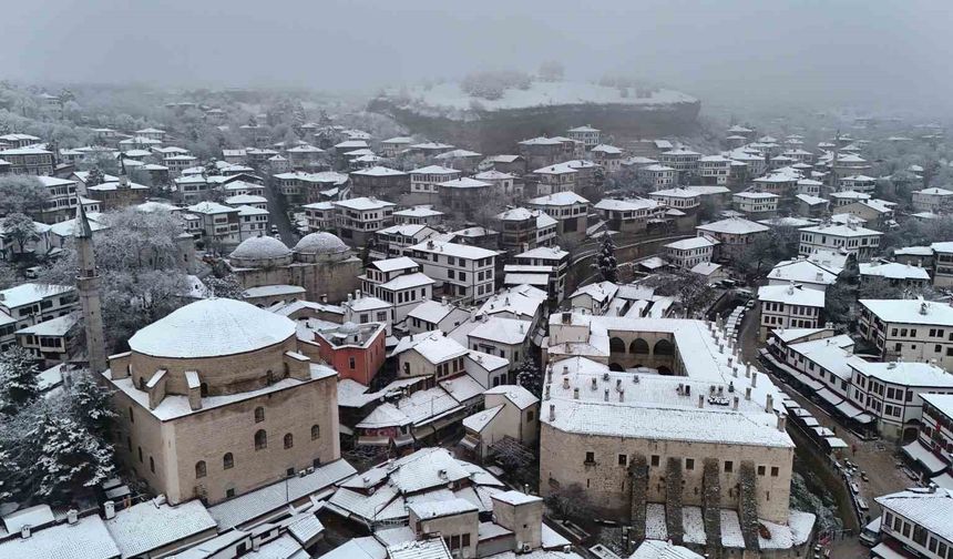 Osmanlı kenti Safranbolu'nun tarihi konakları beyaz örtüyle kaplandı