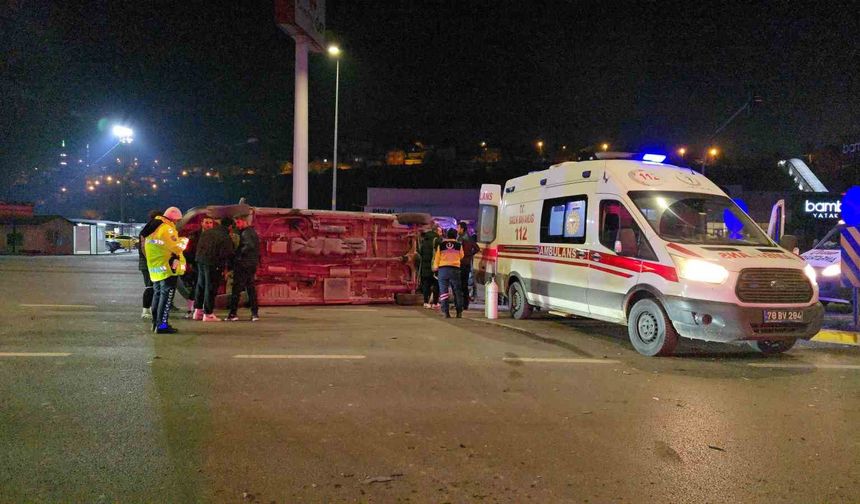 Otomobille çarpışan ambulans devrildi: 3 sağlık çalışanı yaralandı