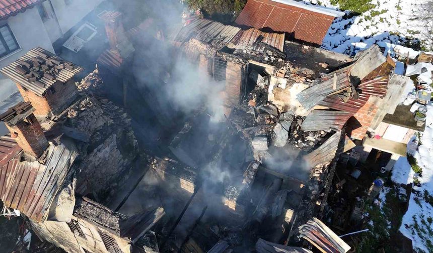 Rize'de bir evde çıkan yangın 2 eve daha sıçradıktan sonra söndürüldü