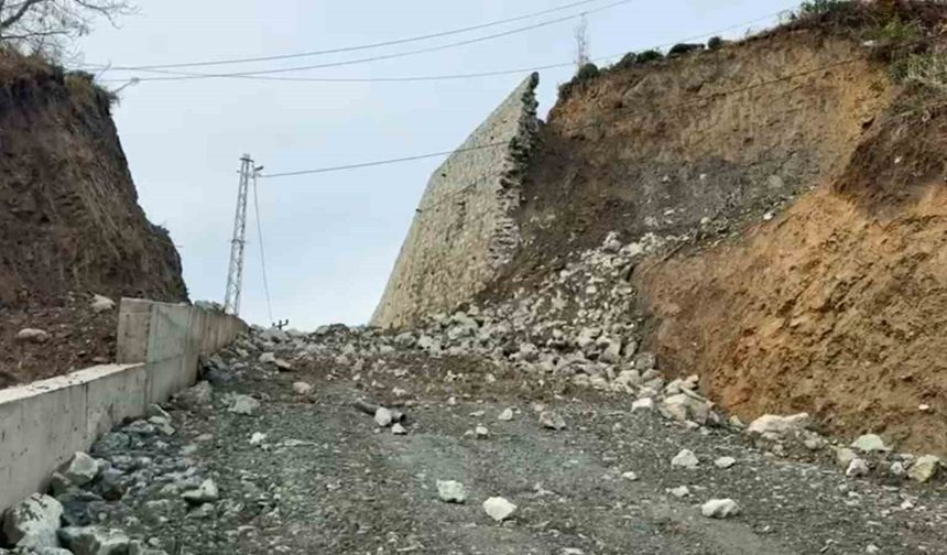 Rize'de istinat duvarı çöktü