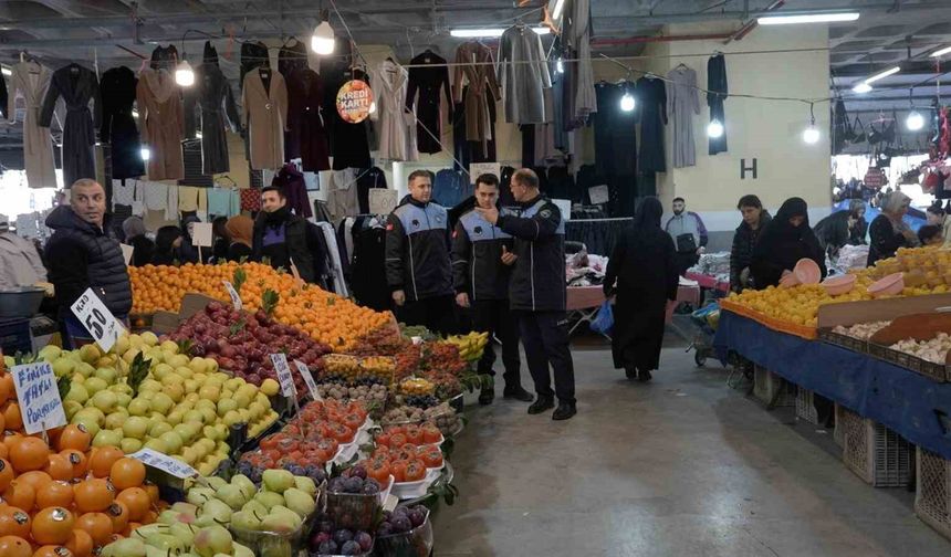 Sultangazi'de zabıta ekiplerinden pazarlarda denetim
