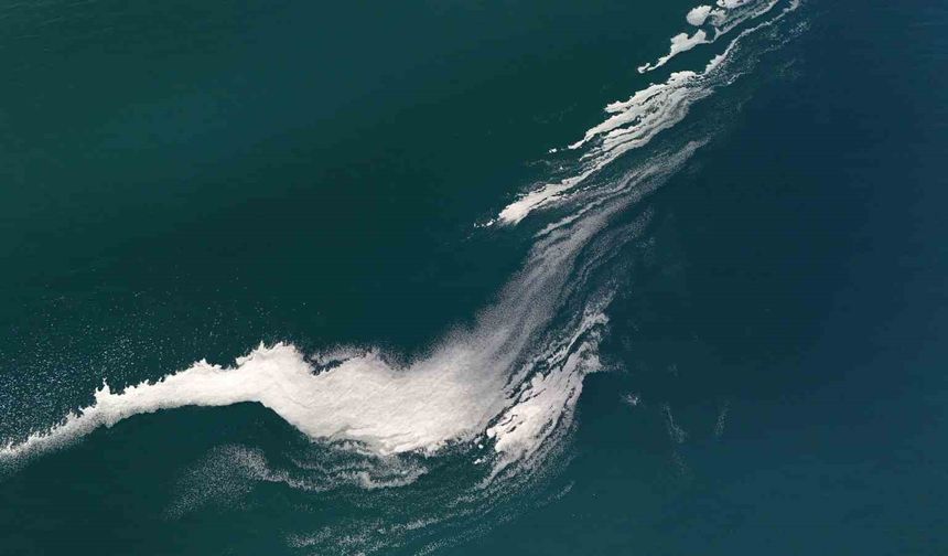 Van Gölü yüzeyindeki köpüklenme şaşırttı