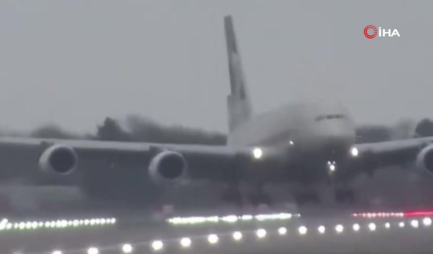 ABD'de uçak, seyir halindeki araca çarptı