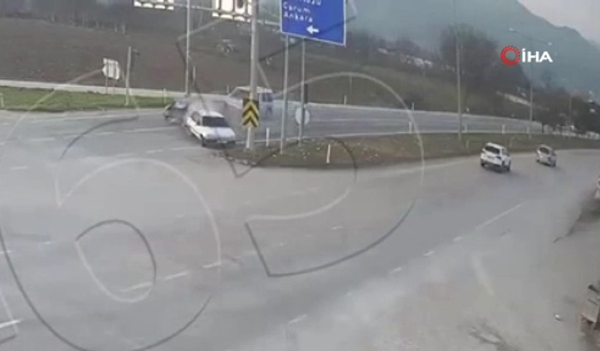 Kırmızı ışıkta bekleyen otomobile arkadan otomobil çarptı