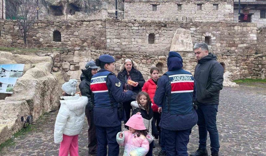 300'e yakın vatandaşa kadına şiddetle mücadele anlatıldı