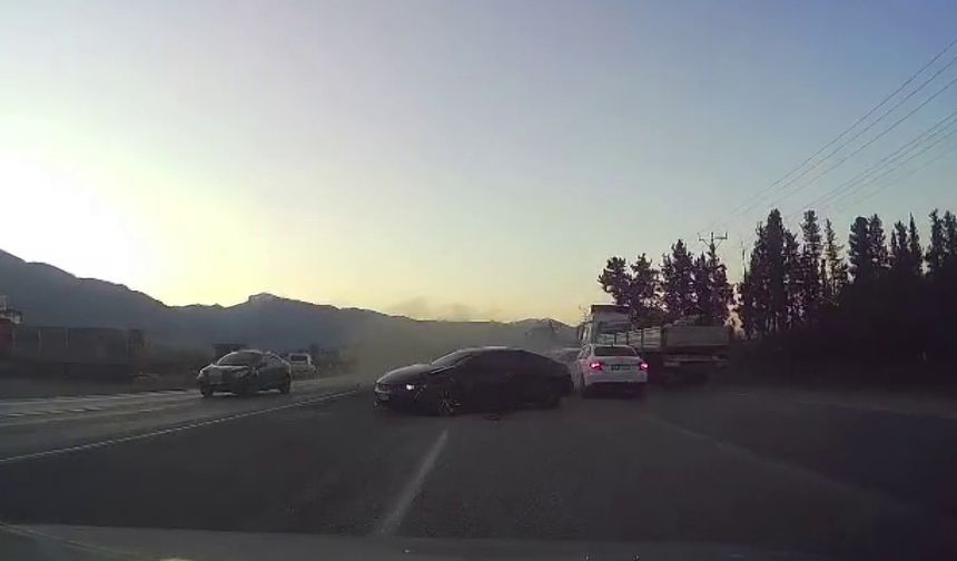 5 aracın karıştığı kaza anbean araç kamerasında