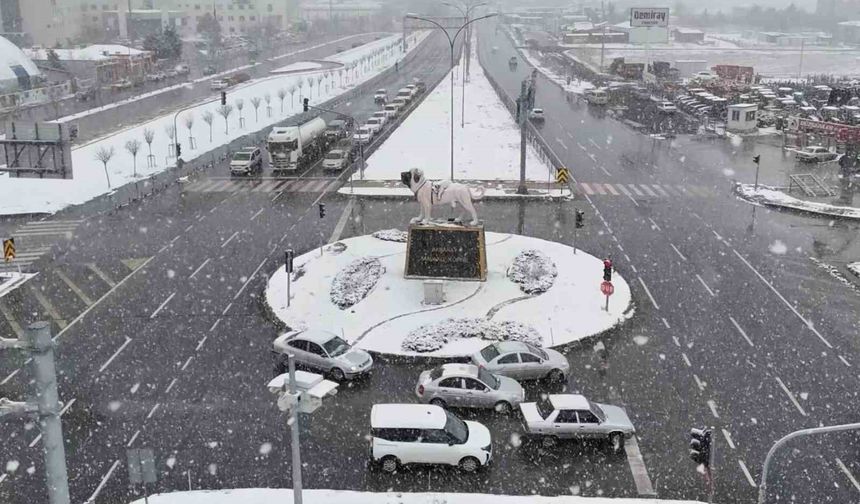 Aksaray yağan karla beyaza büründü