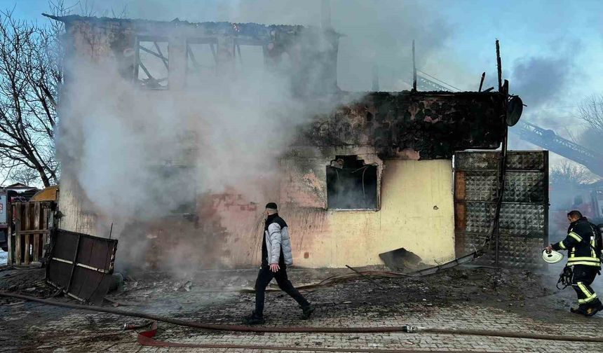 Amasya'da iki katlı ev çıkan yangında kullanılamaz hale geldi