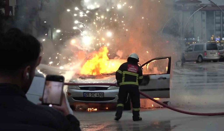 Amasya'da otomobil alev alev yandı, patlamalar korkuttu