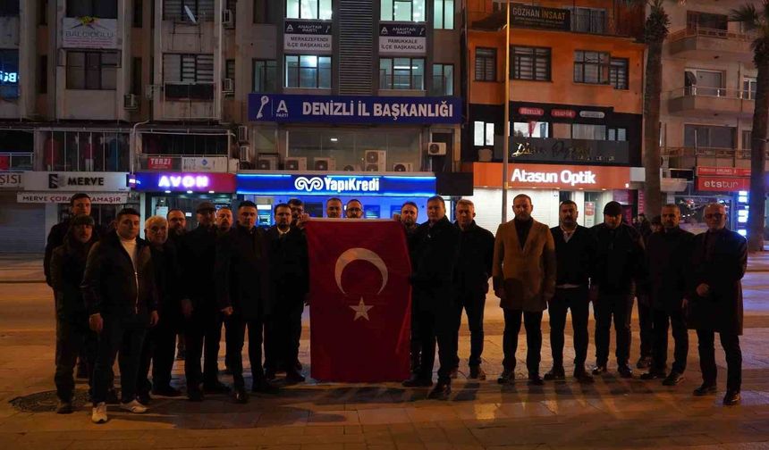 Anahtar Parti Denizli il binasına dev Türk bayrağı asıldı