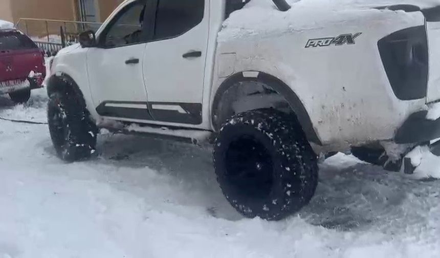 Ardahan'da buz tutan yolda araçlar ilerleyemedi