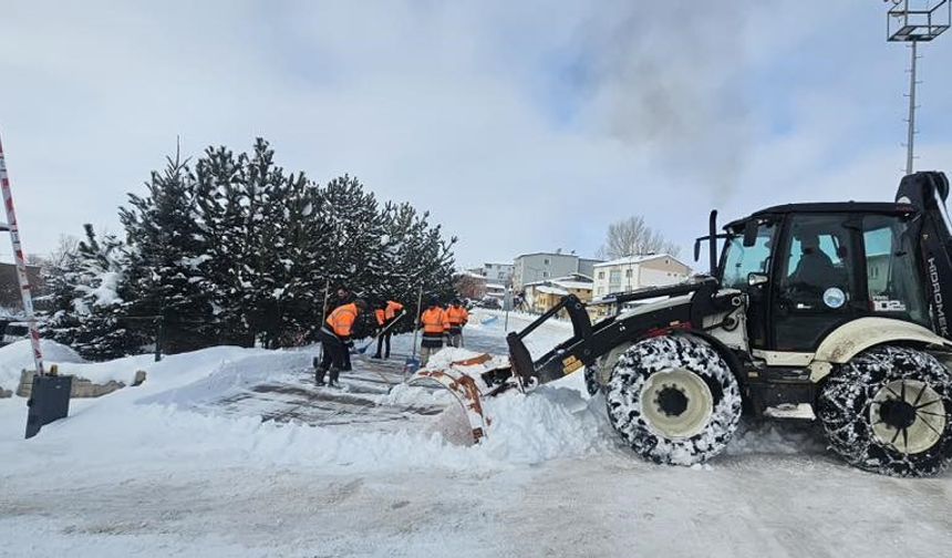 Aydıntepe'de karla mücadele ilçe genelinde devam ediyor