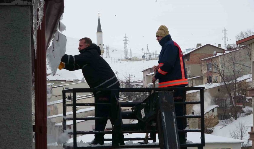 Bayburt'ta çatıdan düşen kar kütleleri park halindeki 2 araca zarar verdi: Bir otomobil hurdaya döndü