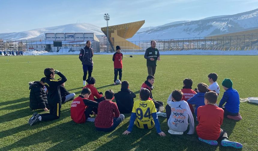 Bayburt'ta minik sporculara bilinçli teknoloji kullanımı anlatıldı