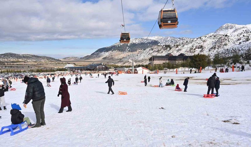 Belediyenin sömestir sürprizi çocukları Davraz'da karla buluşturdu