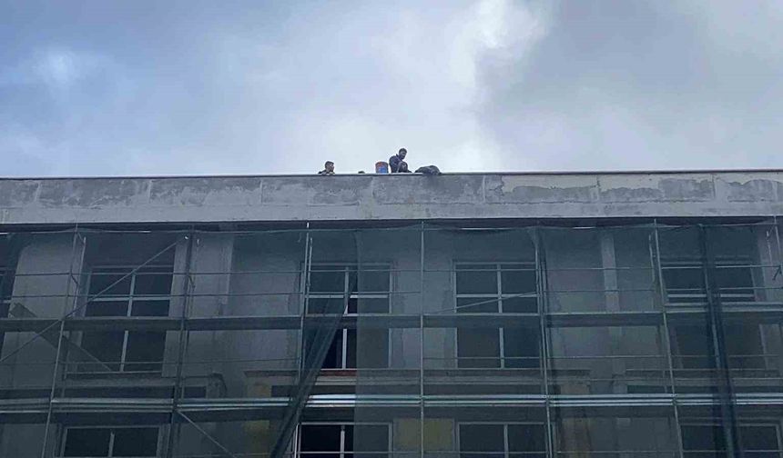 Bolu'da okul inşaatında işçiler parasını alamayınca çatıya çıktı
