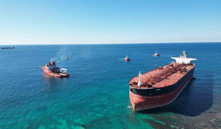 Bozcaada'da karaya oturan tankerin kurtarma çalışmaları dron ile görüntülendi