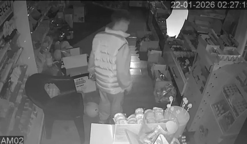 Büfeye giren çocuk top aldı şişirdi, büfe sahibi şikayetçi olmadı