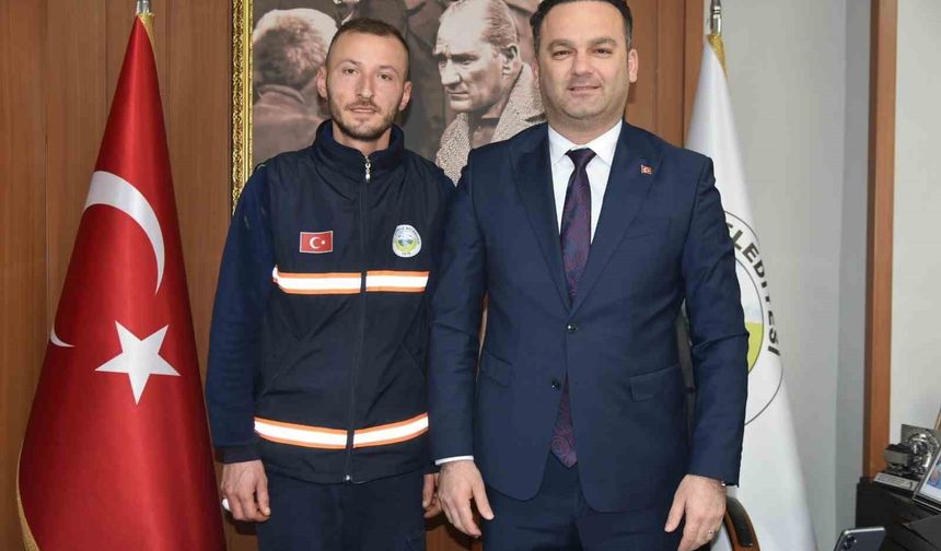 Bulduğu altın bilekliği polise teslim eden temizlik görevlisine belediye başkanından ödül