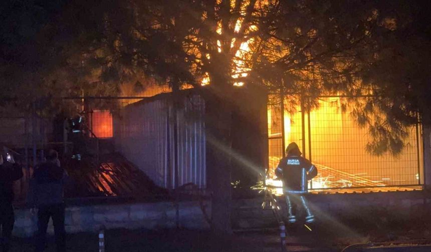 Bursa Minareliçavuş OSB'de kimyasal kaplama fabrikasında yangın çıktı. Olay yerine sevk edilen ekiplerin yangına müdahalesi sürüyor.