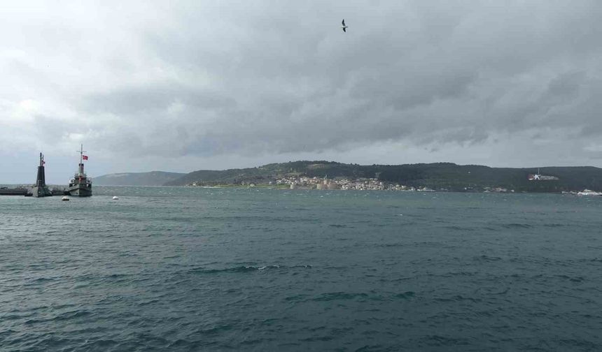 Çanakkale Boğazı fırtına nedeniyle trafiğe kapandı