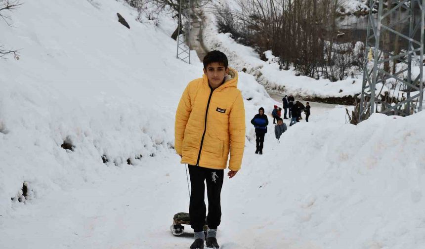 Çocukların kızaklarla kar keyfi