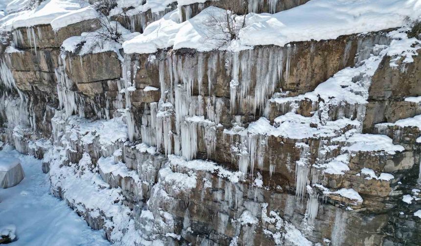 Dağlarda buzdan şelale oluştu