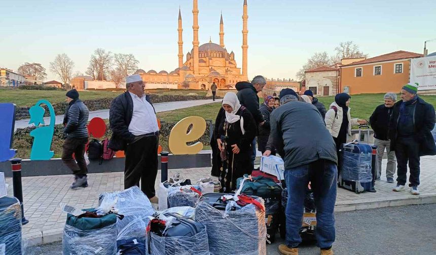 Edirneli umreciler Selimiye Meydanı'nda karşılandı
