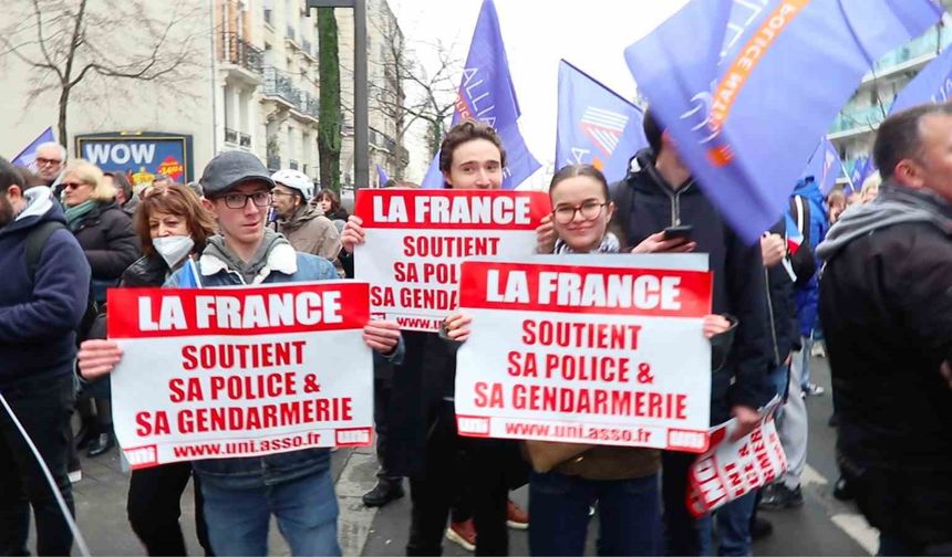 Fransa'da binlerce kişiden polise destek ve kaynak yetersizliğine dikkat çekmek için yürüyüş