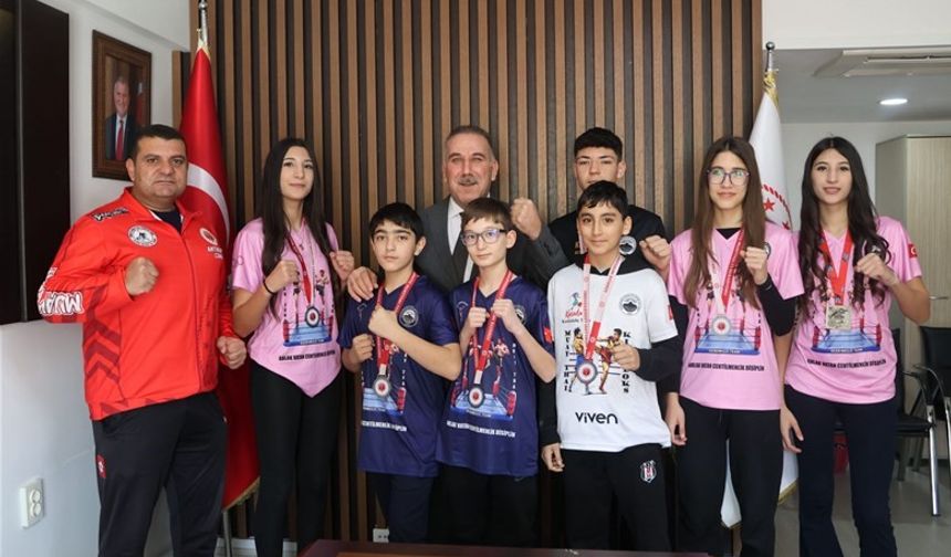 Gençlik ve Spor İl Müdürü Yığmatepe Muay Thai'de başarılı olan sporcuları ağırladı