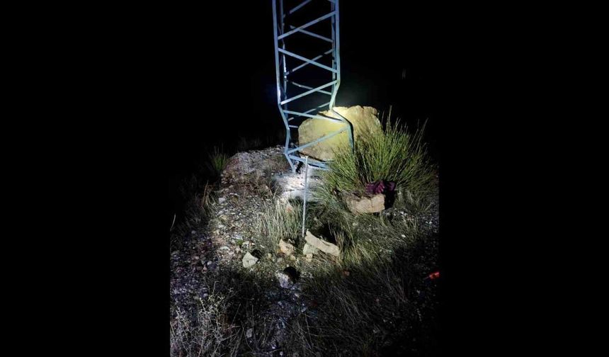 Gercüş'te facianın eşiğinden dönüldü: Dev kaya elektrik direğine çarparak durabildi