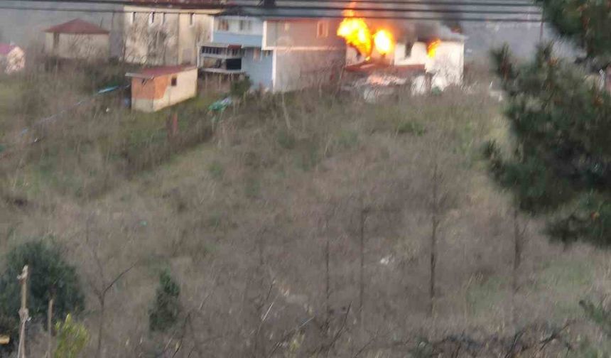 Giresun'da iki katlı ev alev alev yandı