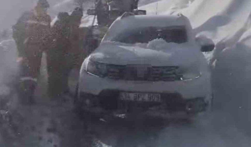 Hasta nakli yapan araç karda mahsur kaldı