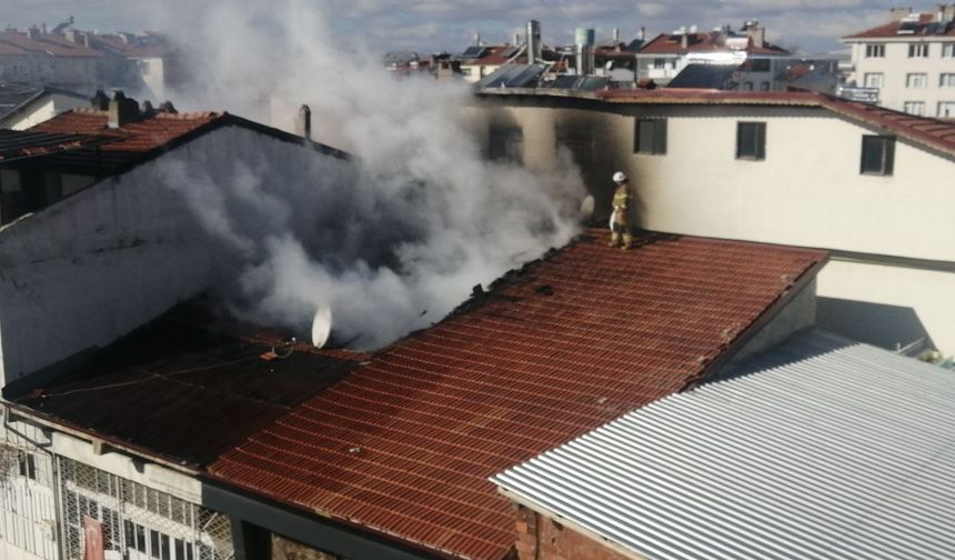 Isparta'da hurda işletmesinin çatısında yangın