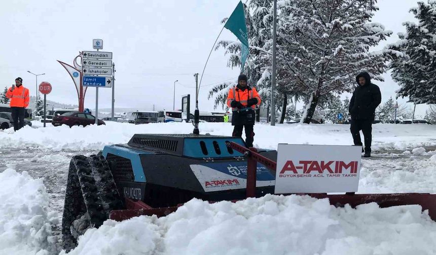 Kaldırımlar robotik araçlarla kardan temizleniyor